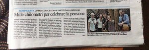 Zeitungsartikel Ausschnitt der lokalen italienischen Presse (Sant’agata) über die Wanderung von Duisburg nach Italien mit dem Titel „Mille chilometri per celebrare la pensione“, daneben Bild der Wanderer und u.a. Chellospieler