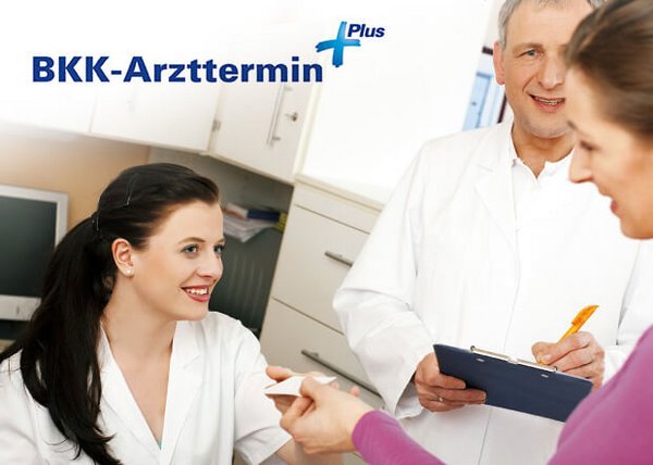 BKK-ArztterminPlus Logo auf Grafik mit Patientin und Arzt/Arztpersonal, übergibt Kärtchen