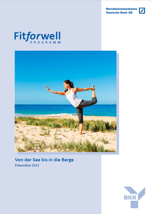 Broschüre Fit for well - Wellness- und Gesundheitsreisen 2021, Cover: Frau macht Yoga am Strand